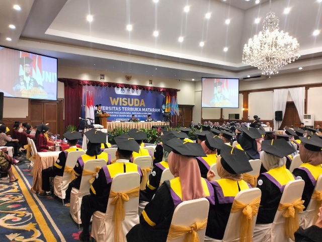Kuliah Online Di Era Digital : Wisudawan UT Mataram Siap Guncang Dunia, Ciptakan Perubahan dan Bangun Bangsa
