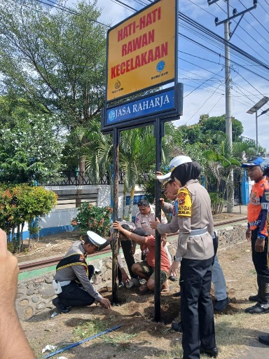 Satlantas Polres Lombok Timur Laksanakan Pemasangan Plank Himbauan Hati-Hati di Lokasi Rawan Laka Lantas