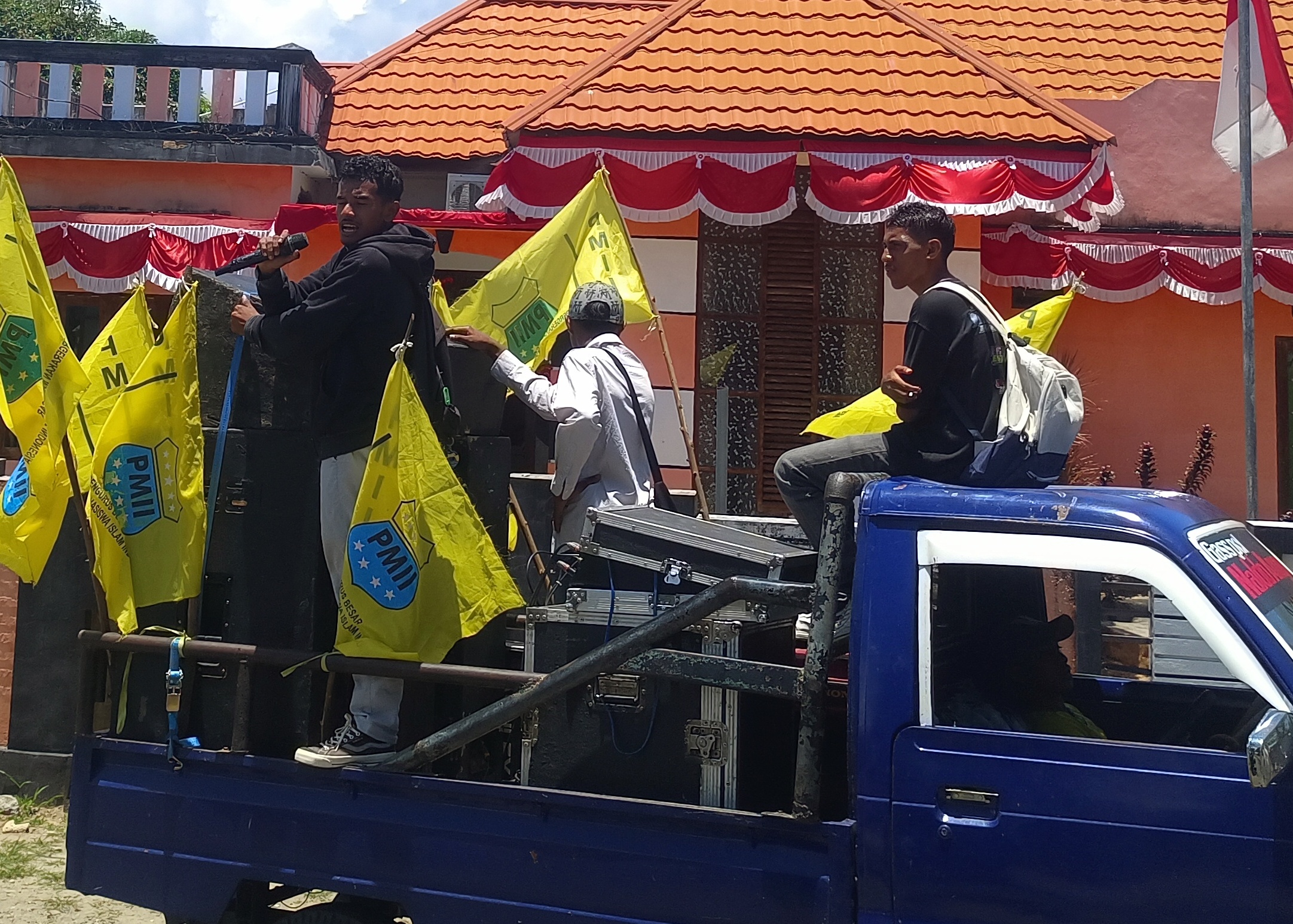 Demo.PMII Cabang Buru Mendesak Bawaslu agar   Secepatnya Tangani Kasus ASN Terlibat Politik