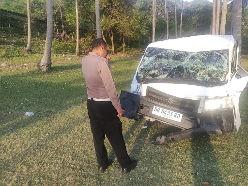 Polsek Pemenang Lakukan TPTKP OC Mobil Masuk Jurang di Klui KLU