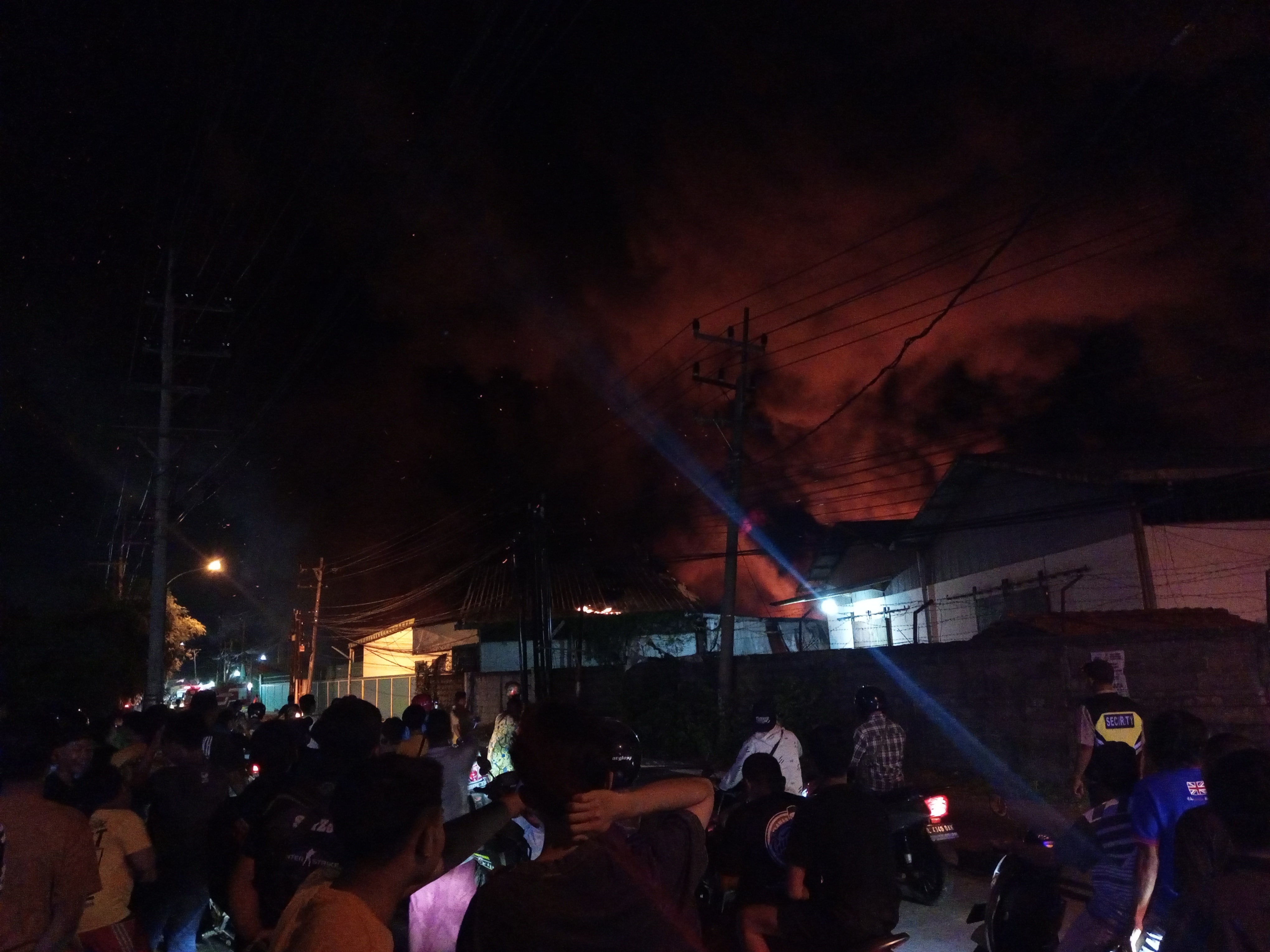 Pabrik Styrofoam dan spon busa PT Sentral Harapan Jaya Hangus Terbakar