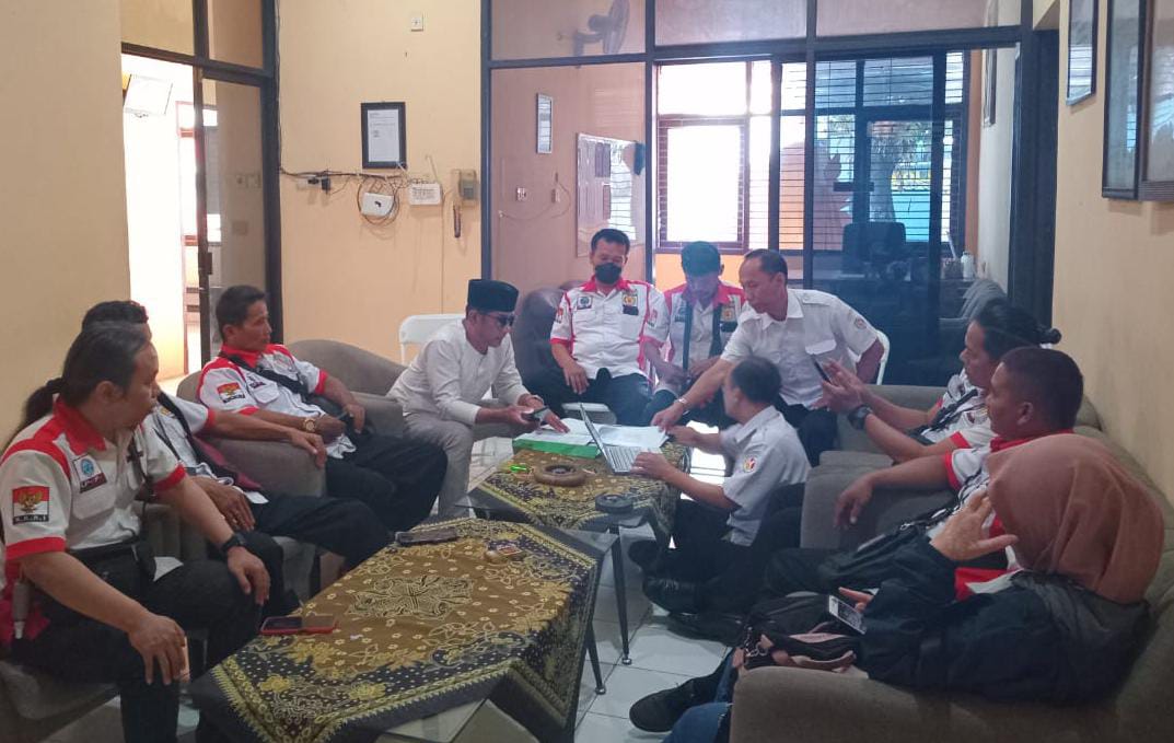 Geruduk Kantor Bawaslu Kota Blitar, LP-KPK Dampingi Warga Laporkan KPU Kota Blitar Atas Dugaan Pelanggaran Administrasi