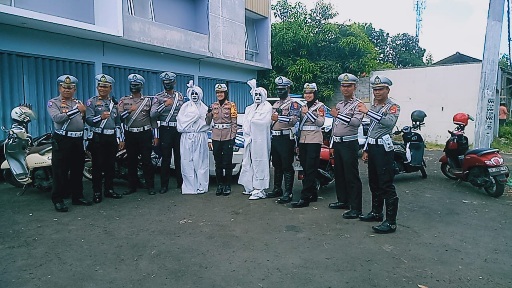 Masuk H--5 Satlantas Polres Lotim Hadirkan Dua Pocong Saat Operasi Zebra Rinjani
