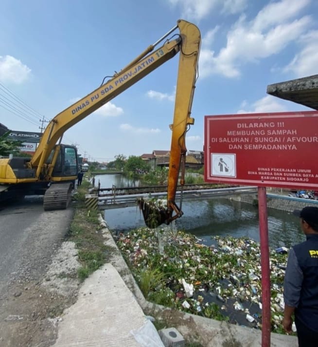 "Sungai Pelayaran Tawangsari Dibersihkan, Pjs Bupati Sidoarjo Minta Warga Tidak Buang Sampah di Sungai