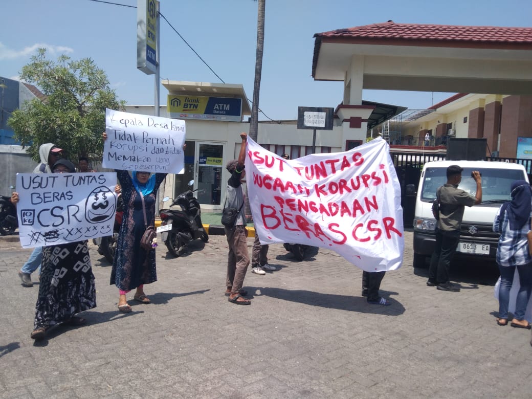 Puluhan Mak-Mak Roomo Datangi Kantor PN Gresik