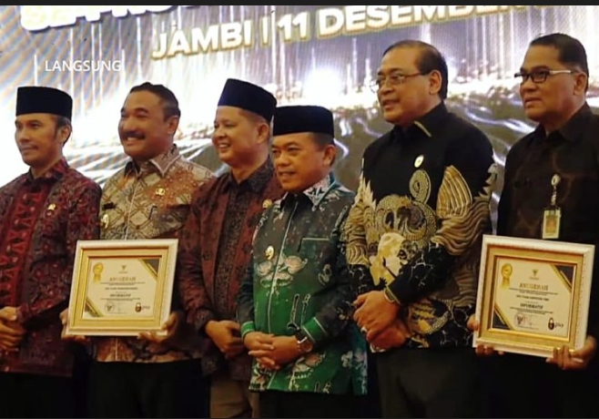 Raih Predikat Informatif, Pj.Bupati Asraf Terima Penghargaan Keterbukaan Informasi Publik 2024
