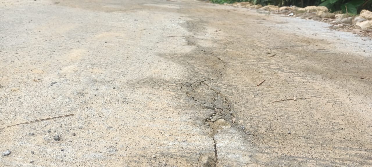Tak Profesional, PJ Kades Jelgung Bungkam saat Dikonfirmasi Soal Kerusakan Proyek Jalan Rabat Beton