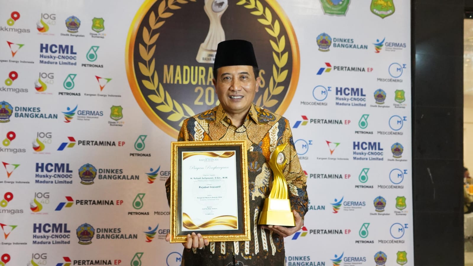 Anugrah Madura Award 2024," Sekda Kabupaten Sampang Terima Penghargaan Sebagai Pejabat Inovatif