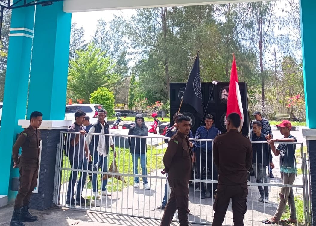 PJ Desa Kaki Air Di Demo Mahasiswa Terkait Proyek Mangrak Dana Desa