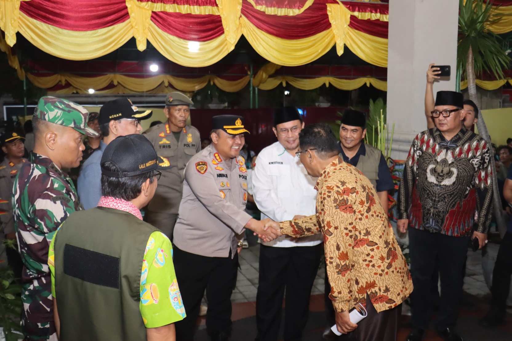 Jelang Malam Natal 2024 Kapolresta Mataram dan Forkopimda Pastikan Keamanan Gereja