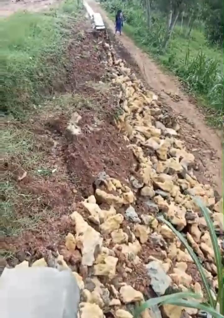 Warga Keluhkan Proyek Plengsengan Didesa Pajeruan/ Kadundung, Baru Seumur Jagung Sudah Ambrol