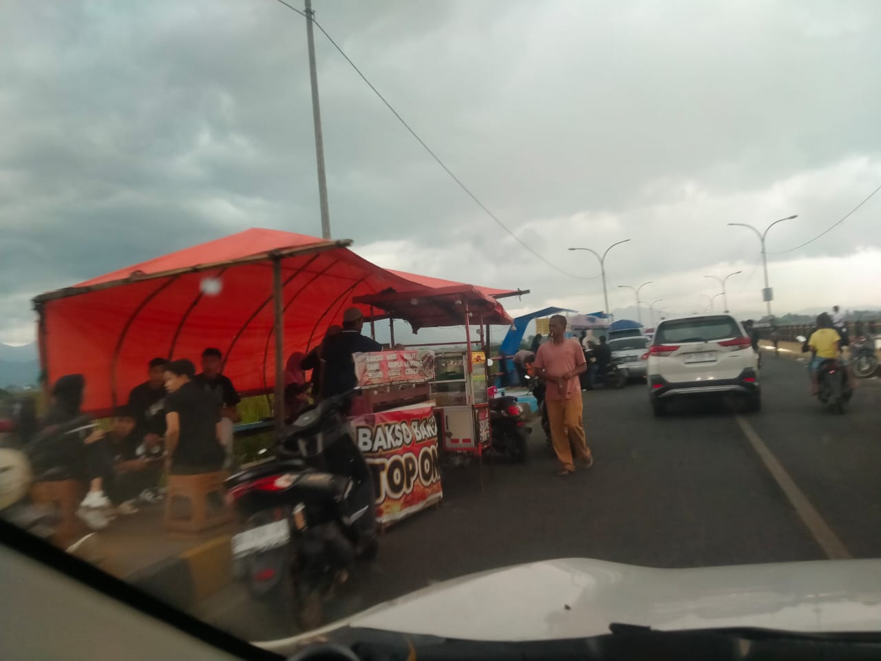 02Pedagang Kaki Lima Membludak Kuasai Trotoar Jalan, Para Pengguna Jalan Resah