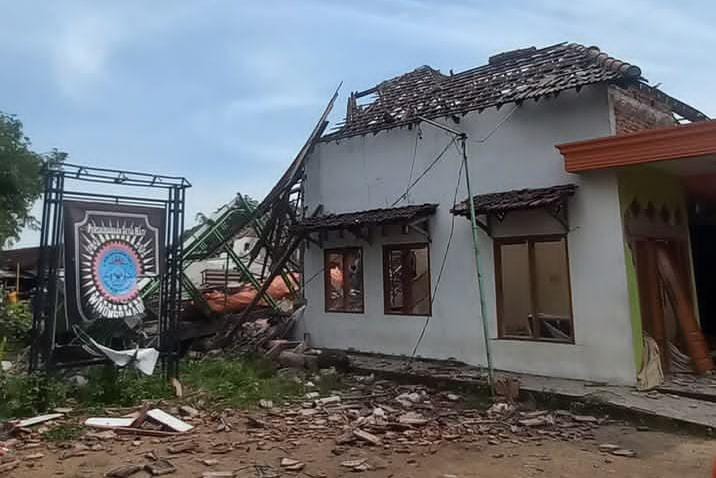 Ledakan Hebat Di Rumah Anggota Polri Di Desa Sumolawang, Puri, Mojokerto
