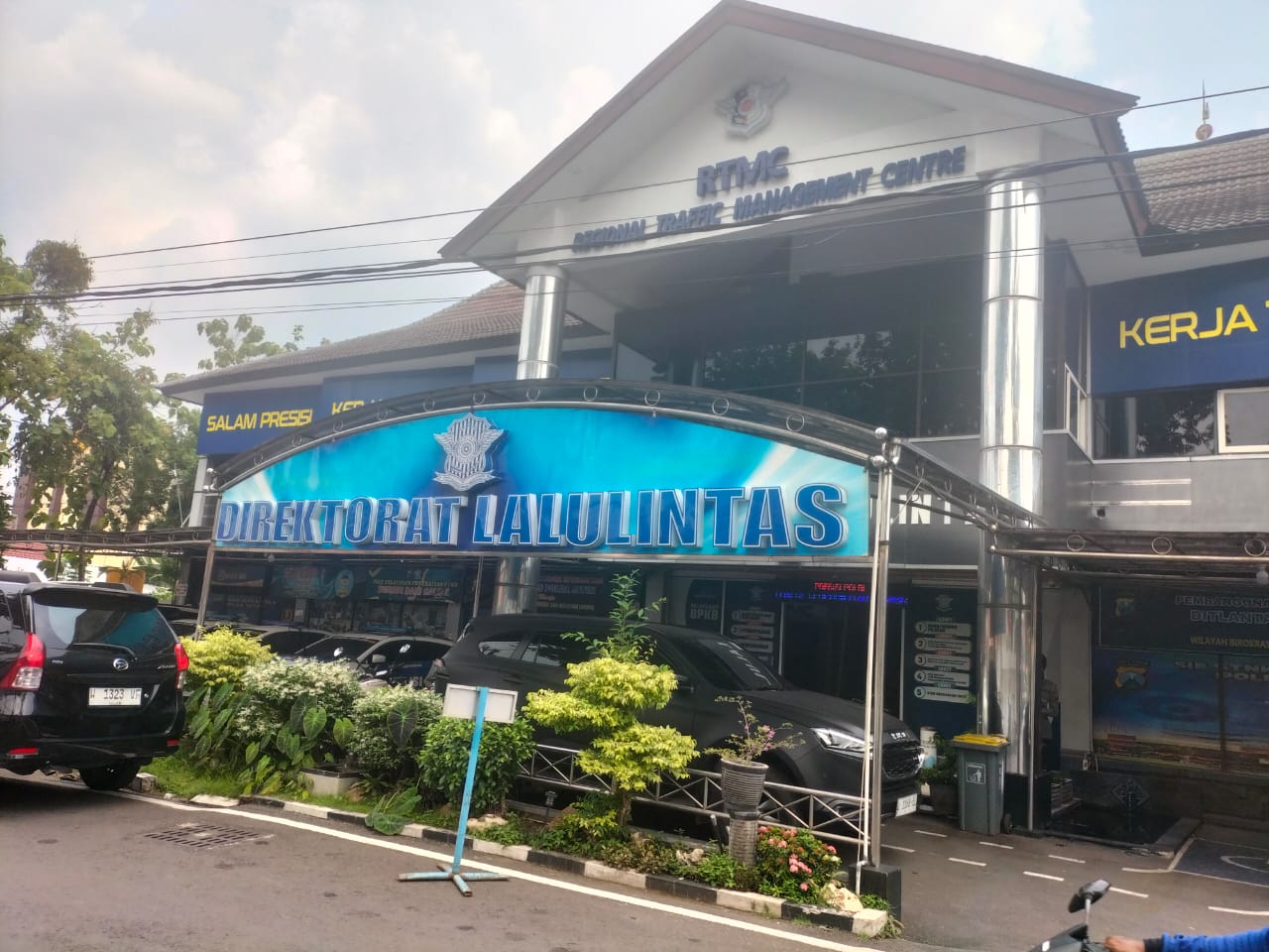 Direktorat Lalu Lintas Polda Jatim Berikan Pelayanan dan kenyamanan kepada Masyarakat