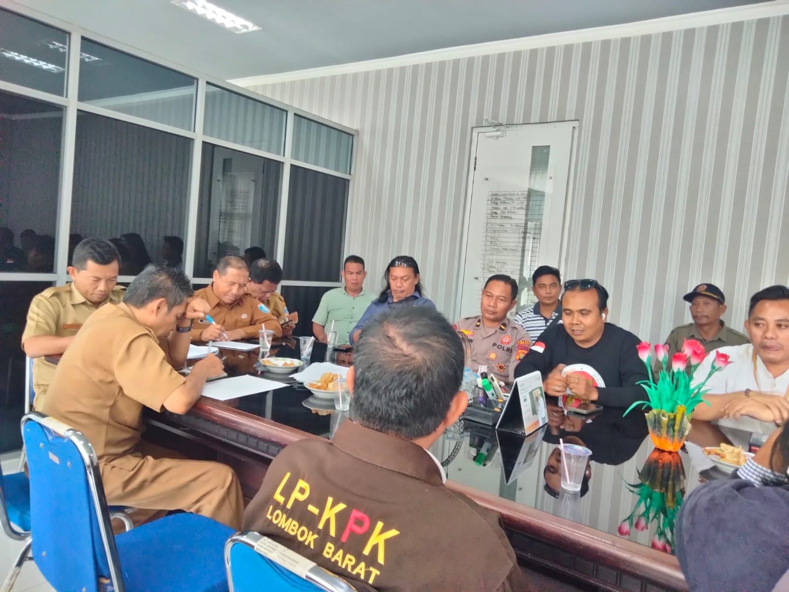 Forum Masyarakat Peduli Senggigi & Gabungan Beberapa LSM NTB Gedor Kantor Inspektorat Lombok Barat, Meminta Kejelasan Hasil Audit Oknum Kepala Desa