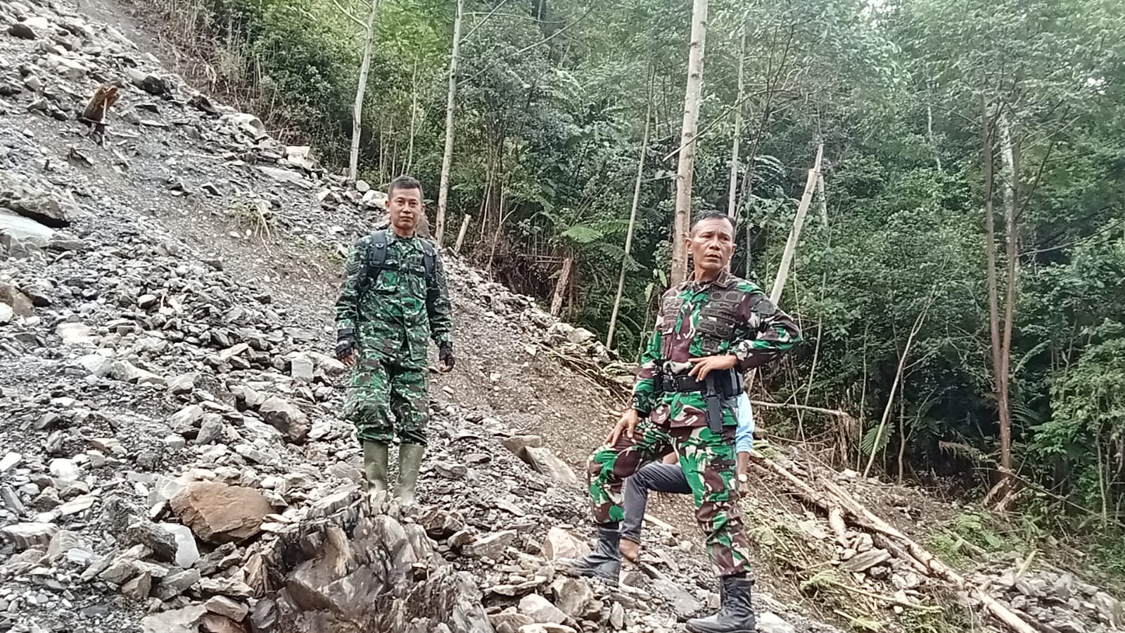 Survei Jalan Menuju Rana'Danramil Air Buaya  Terhalang Longsor 100 Meter