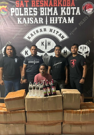 IPTU Dediansyah Pimpin Aksi Tegas ; Kos-Kosan Jadi Gudang Miras Digerebek