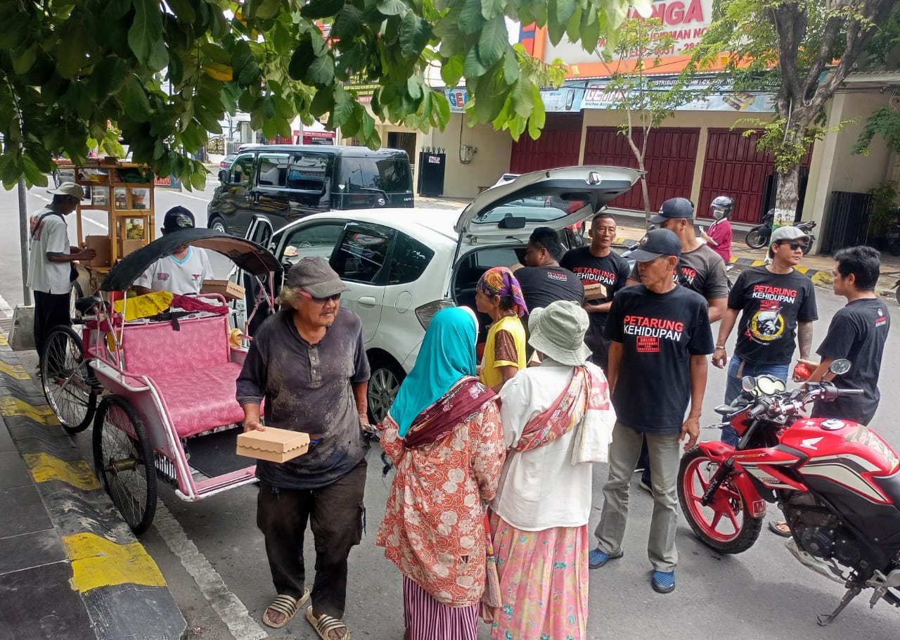 Ormas Petarung Kehidupan Nusantara (PTKN), Bagikan Ratusan Nasi Kotak Kepada Pekerja Jalanan