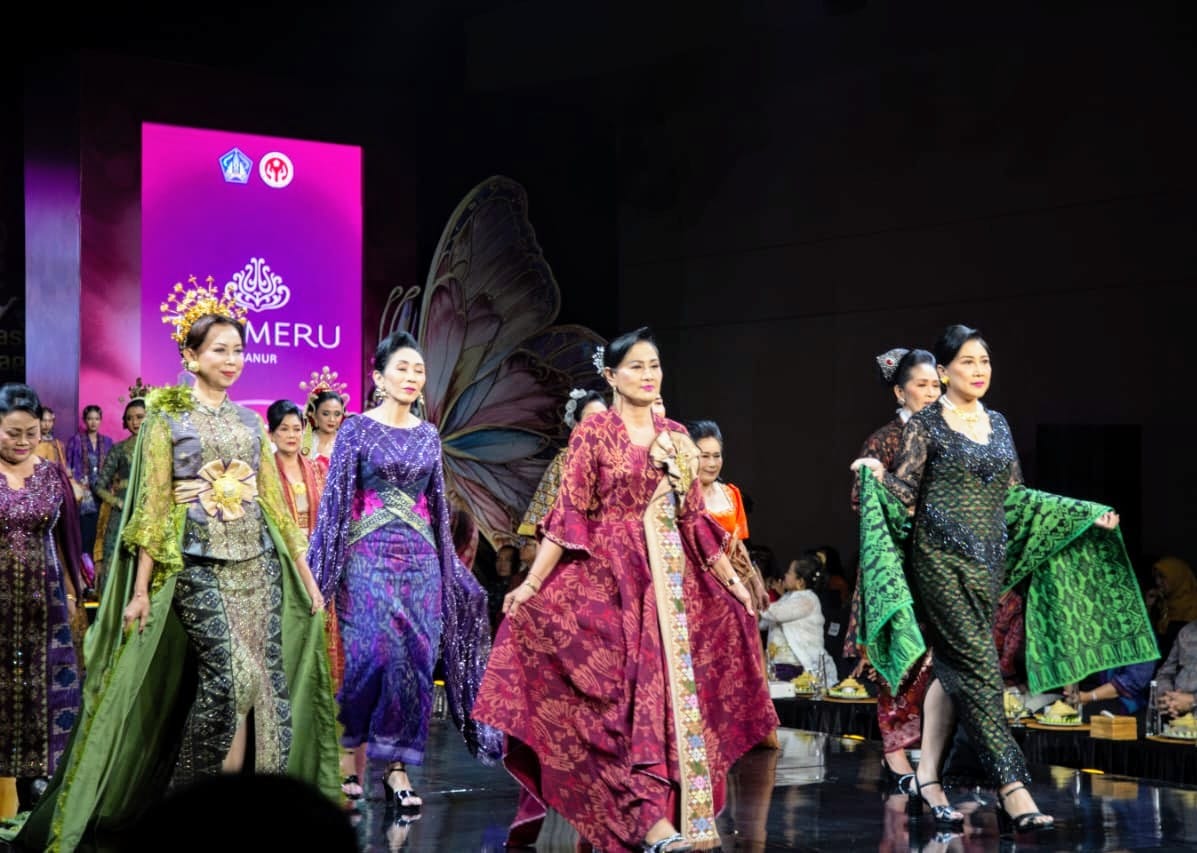 Pagelaran Busana "Wastra Citta Jagadhita" Wujud Kreativitas Desainer Muda Bali Lestarikan Kain Tenun Tradisional