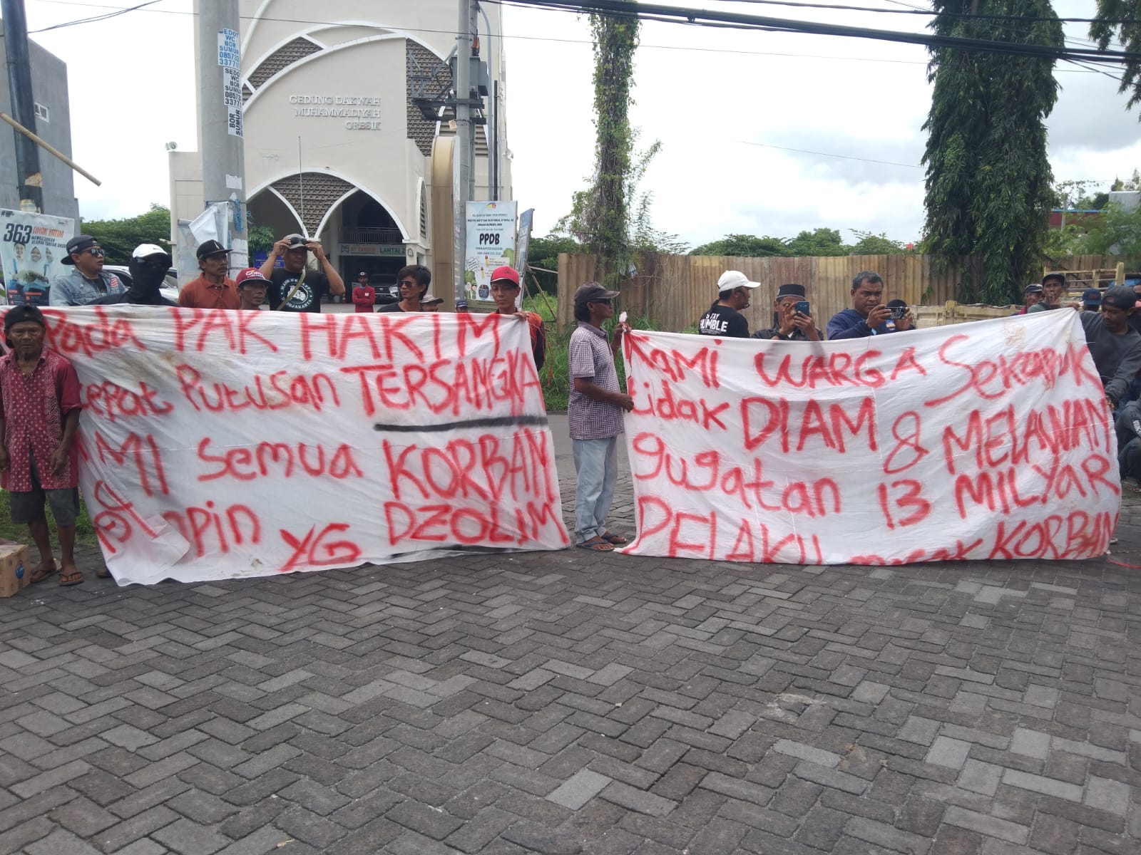 Tak Terima Desanya Diacak-acak Mantan Kades, Warga Sekapuk Beri Dukungan Moril Terhadap PN Gresik