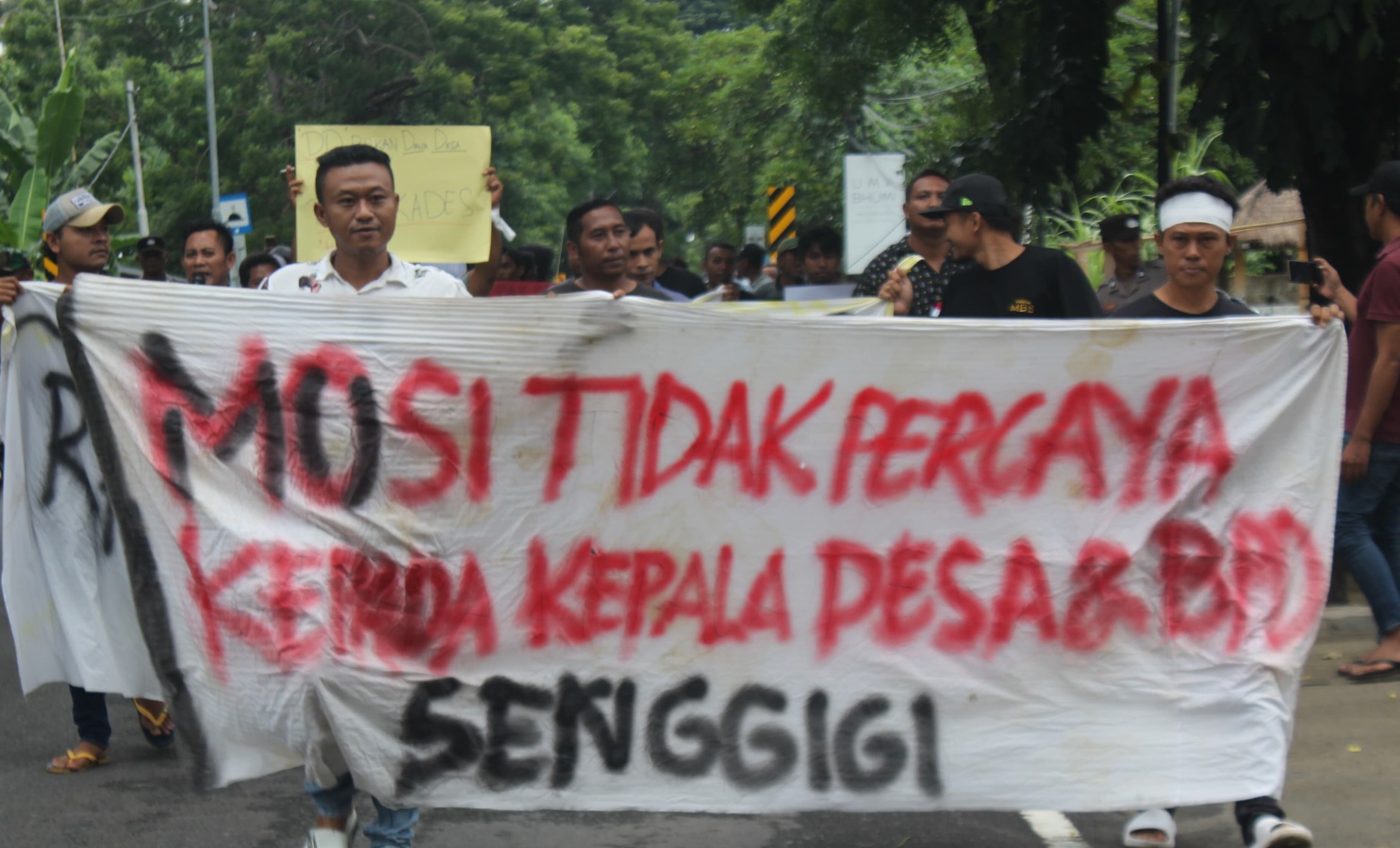 Ratusan Warga Desa Senggigi Gelar Demo Tuntut Kepala Desa Mundur Dari Jabatannya