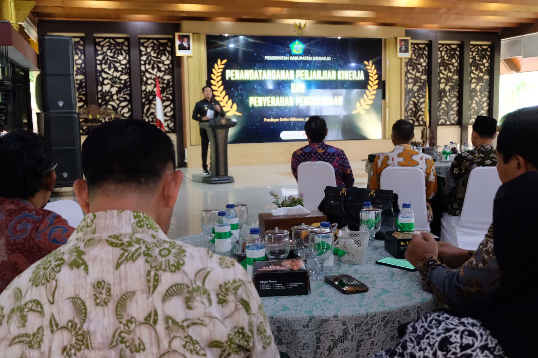 Plt. Bupati Subandi Serahkan Penghargaan SAKIP dan IPP kepada Perangkat Daerah Terbaik