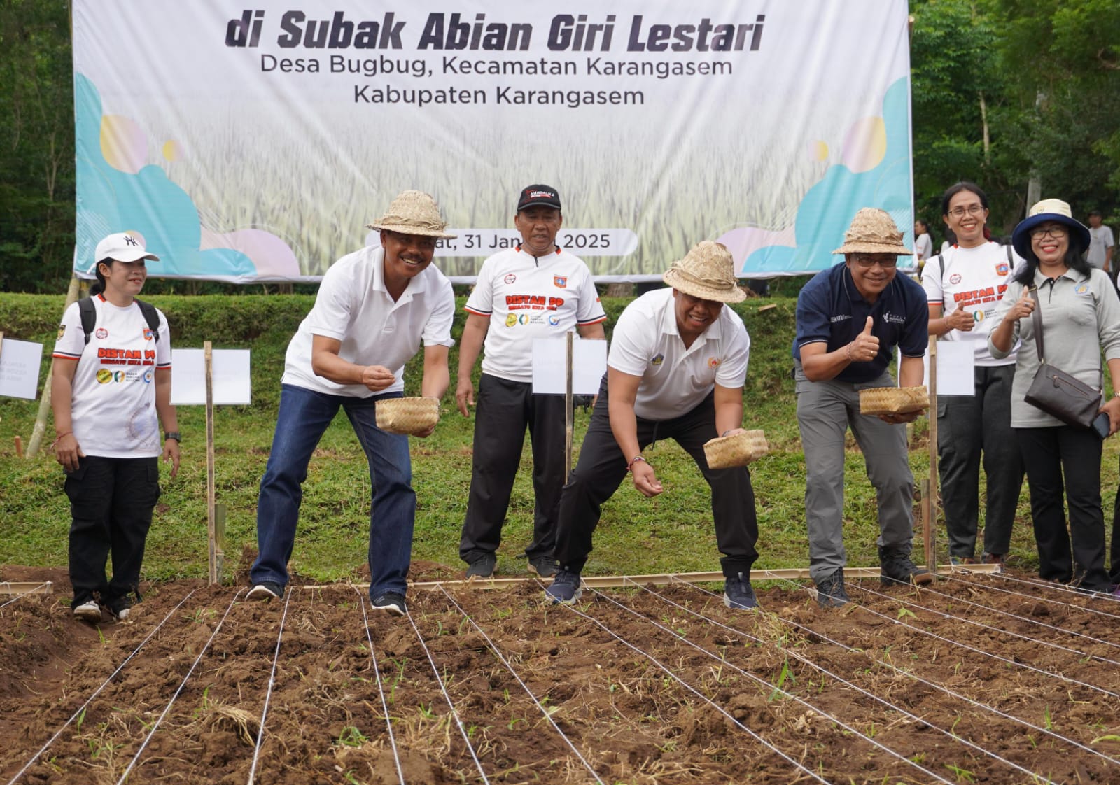 Wujudkan Swasembada Pangan, Pj Gubernur Bali Bersama Masyarakat Lakukan Gerakan Tanam Padi Gogo