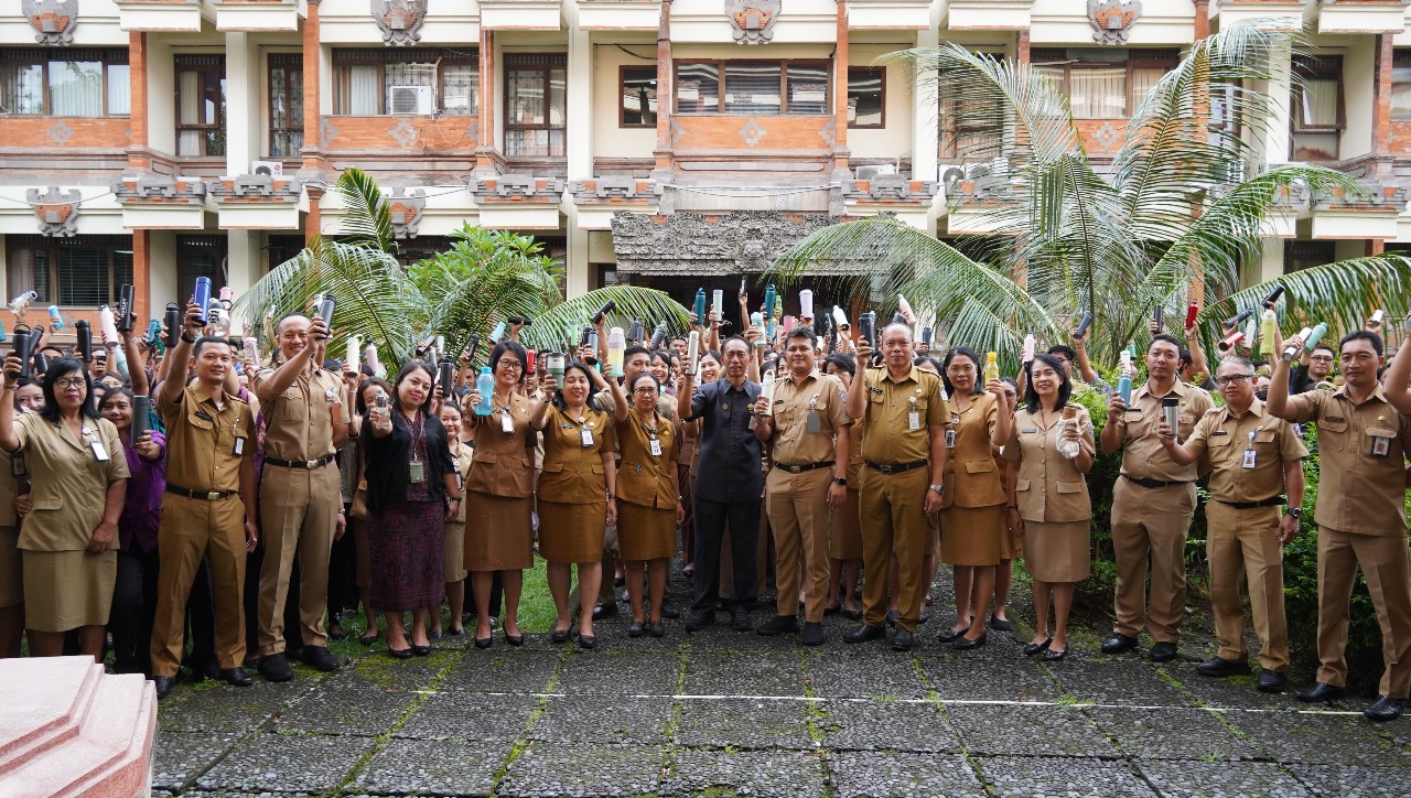Hari Pertama Penerapan SE Nomor 2 Tahun 2025, Pemprov Bali Pastikan Penggunaan Tumbler oleh Pegawai