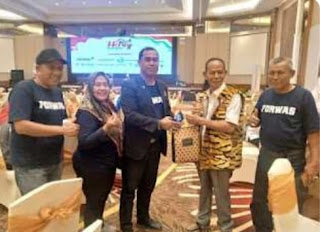 Ketua PWI Jambi H.R. Ridwan Agus Tuai Apresiasi di HPN Riau, Buah Tangan dari Solok Jadi Simbol Kehormatan