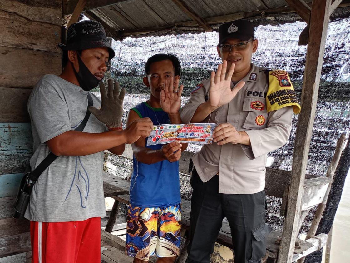 Bripka Suryadi Sosialisasikan Saber Pungli kepada Warga Desa Sei Asam