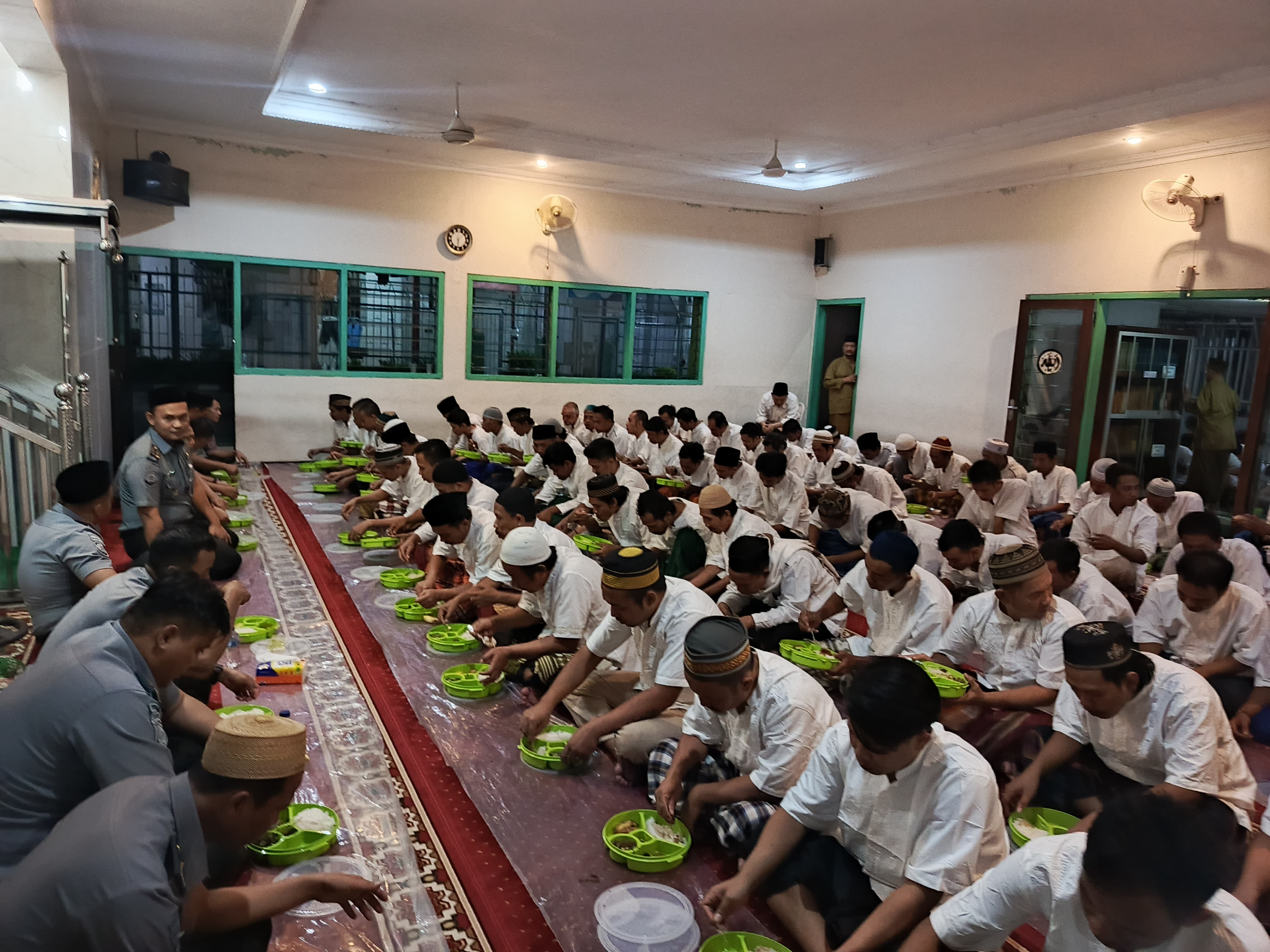 Kalapas Sidoarjo Dan Pejabat Struktural Gelar Buka Bersama Dengan WBP