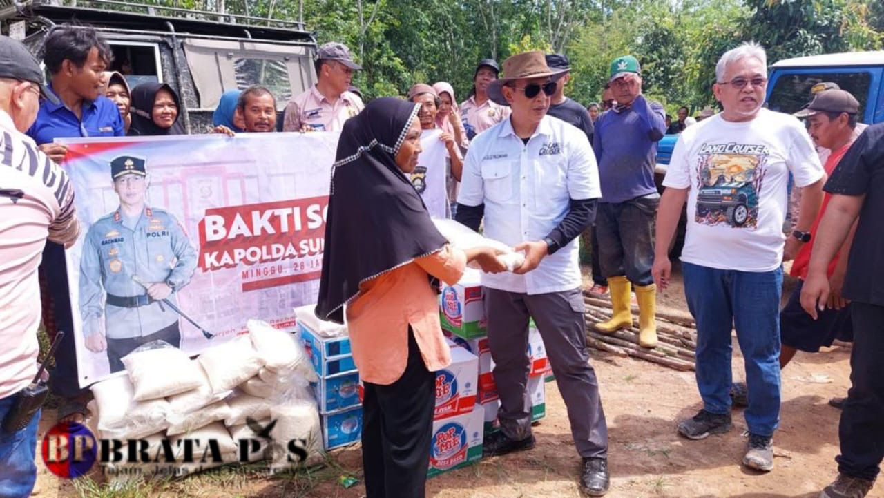 Gandeng Komunitas 4X4, Kapolda Sumsel Irjen A. Rachmad Wibowo Sambangi Masyarakat Korban Banjir dan Berikan Bantuan.