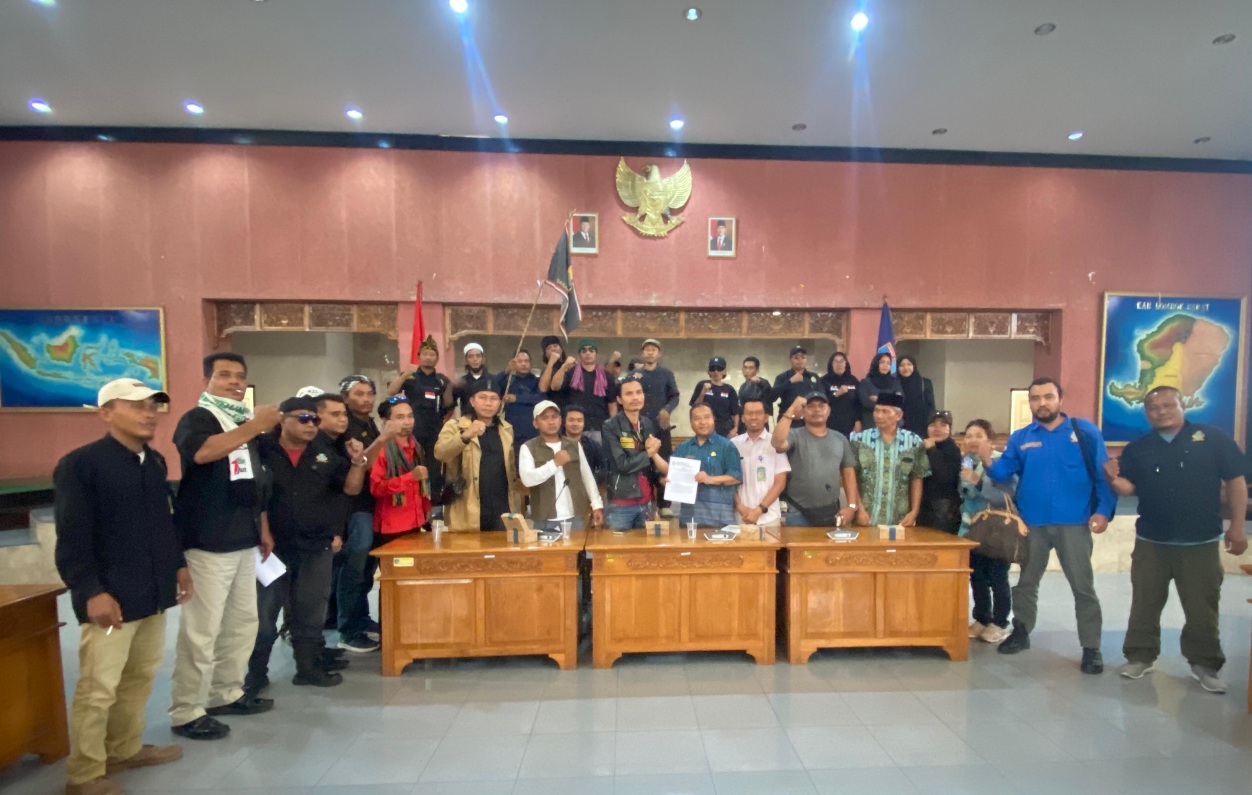 AKSI DPD SASAKA NUSANTARA TERKAIT ISU PHK MASSAL 1.632 TENAGA HONORER NON-DATABASE DILOBAR, BUPATI MENOLAK MENEMUI MASSA AKSI