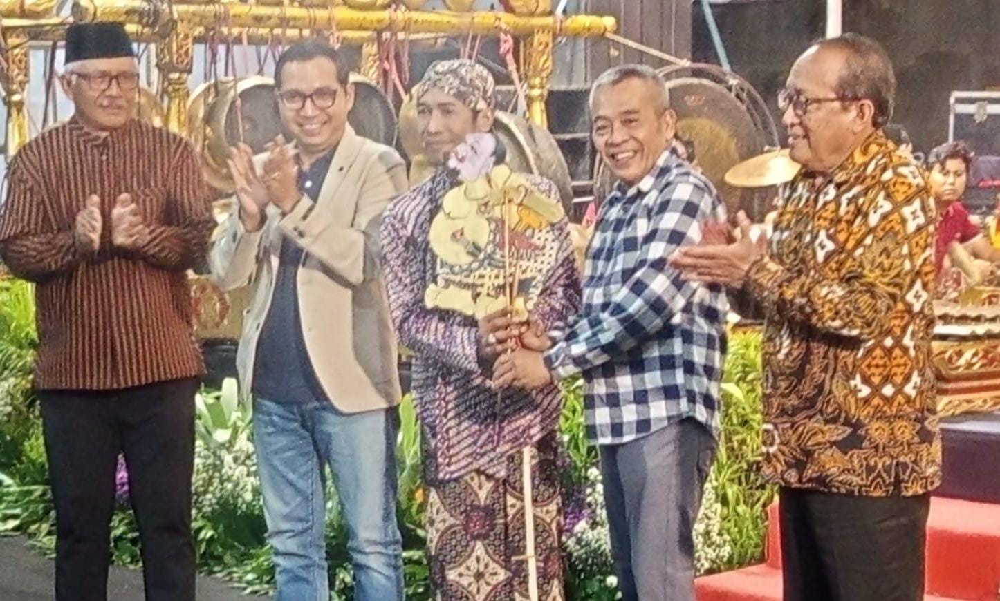 Peringati Dua Tahun Kinerja, DPRD Kota Madiun Gelar Wayang Kulit Lakon Semar Bangun Kayangan