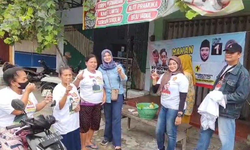Lagi-lagi, Niken Norma Yunita Bersama Mahardika Soekarno Caleg Gerinda Bagikan Makan dan Minum Susu Gratis di Bacem Ponggok Blitar