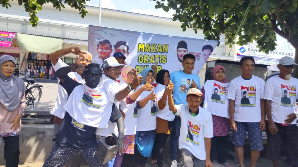 Di Tulungagung, Tomi Gandhi dan Mahardika Soekarno Bagikan Makan Gratis Menu Telur
