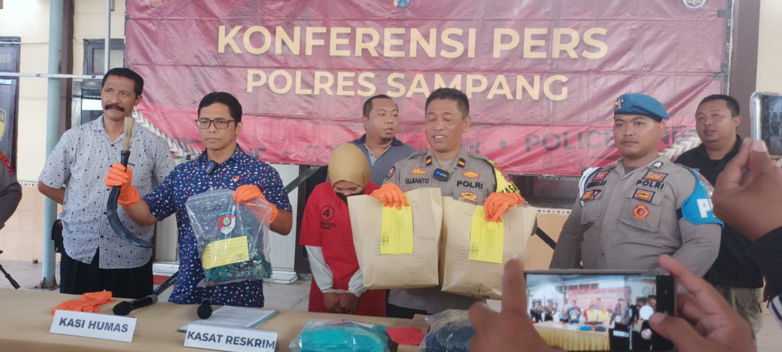 Karena Iri," Pelakor Bunuh Istri Sah, Suami Tak Berdaya