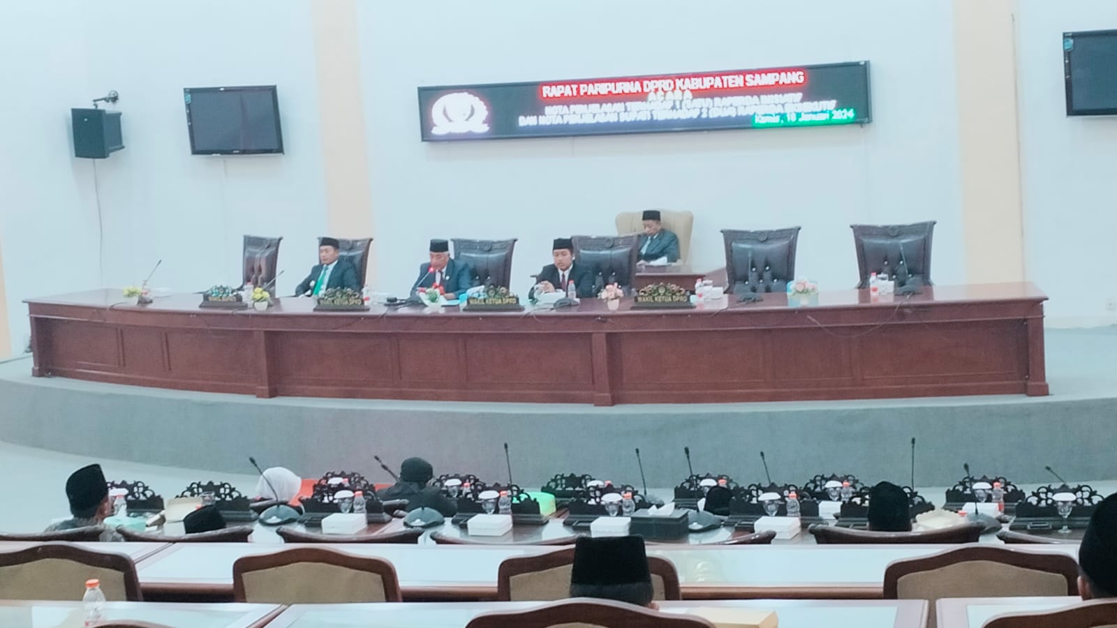 DPRD Sampang Gelar Paripurna: Nota Penjelasan Raperda Serta Penjelasan Bupati Terhadapa Raperda Eksekutiv