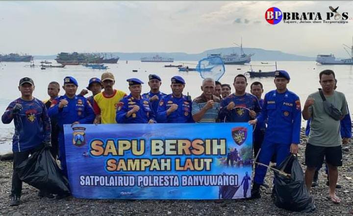 Sapu Bersih Sampah Laut Komitmen Satpolairud Banyuwangi Jaga Kebersihan Pesisir Pantai