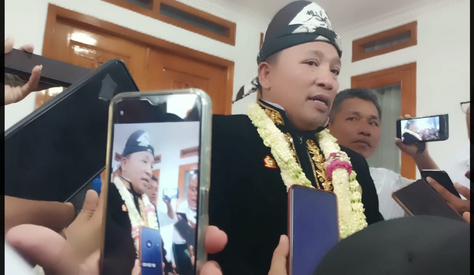 Akhir Masa Jabatan Bupati Sampang, H Slamet Junaidi Teteskan Air Mata: Berterima Kasih Pada Masyarakat Sampang