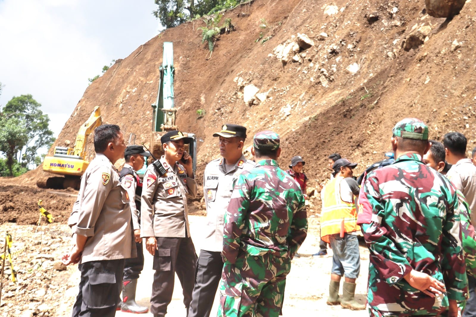 Kapolres Dan Dandim 0821 Lumajang, Garcep Turun Lokasi Longsor Jalur Piket Nol