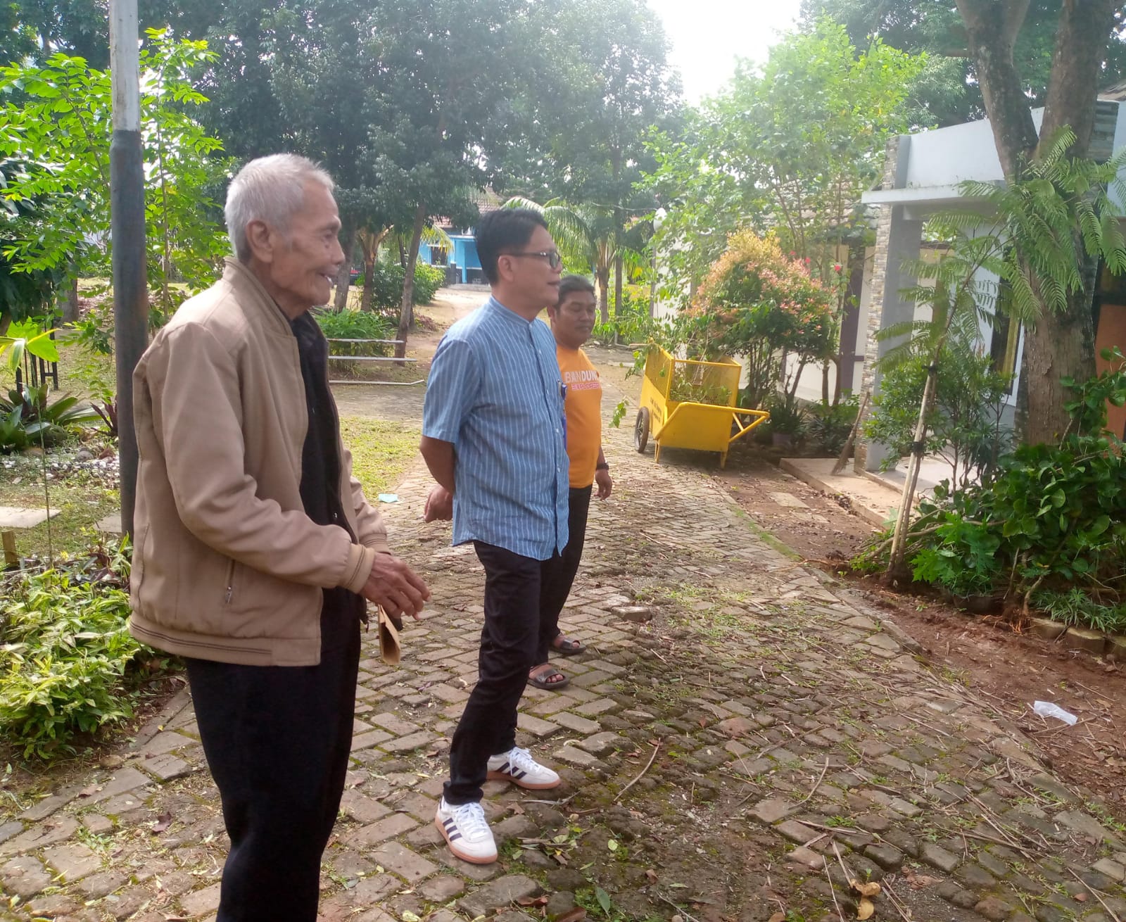 Manfaatkan Lahan Bercocok Tanam, Plt Camat Pagedangan Lakukan Penataan