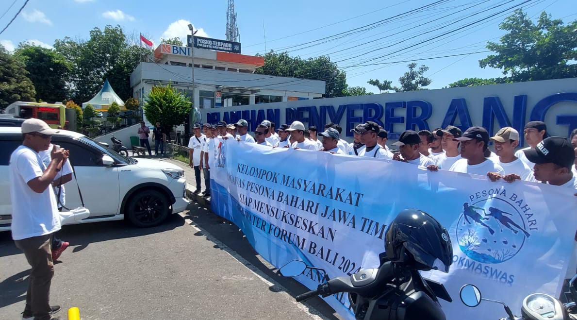 Bersama Polisi Jaga Jalur Penyeberangan di Pelabuhan Rakyat, Pokmaswas Pesona Bahari Dukung WWF ke-10