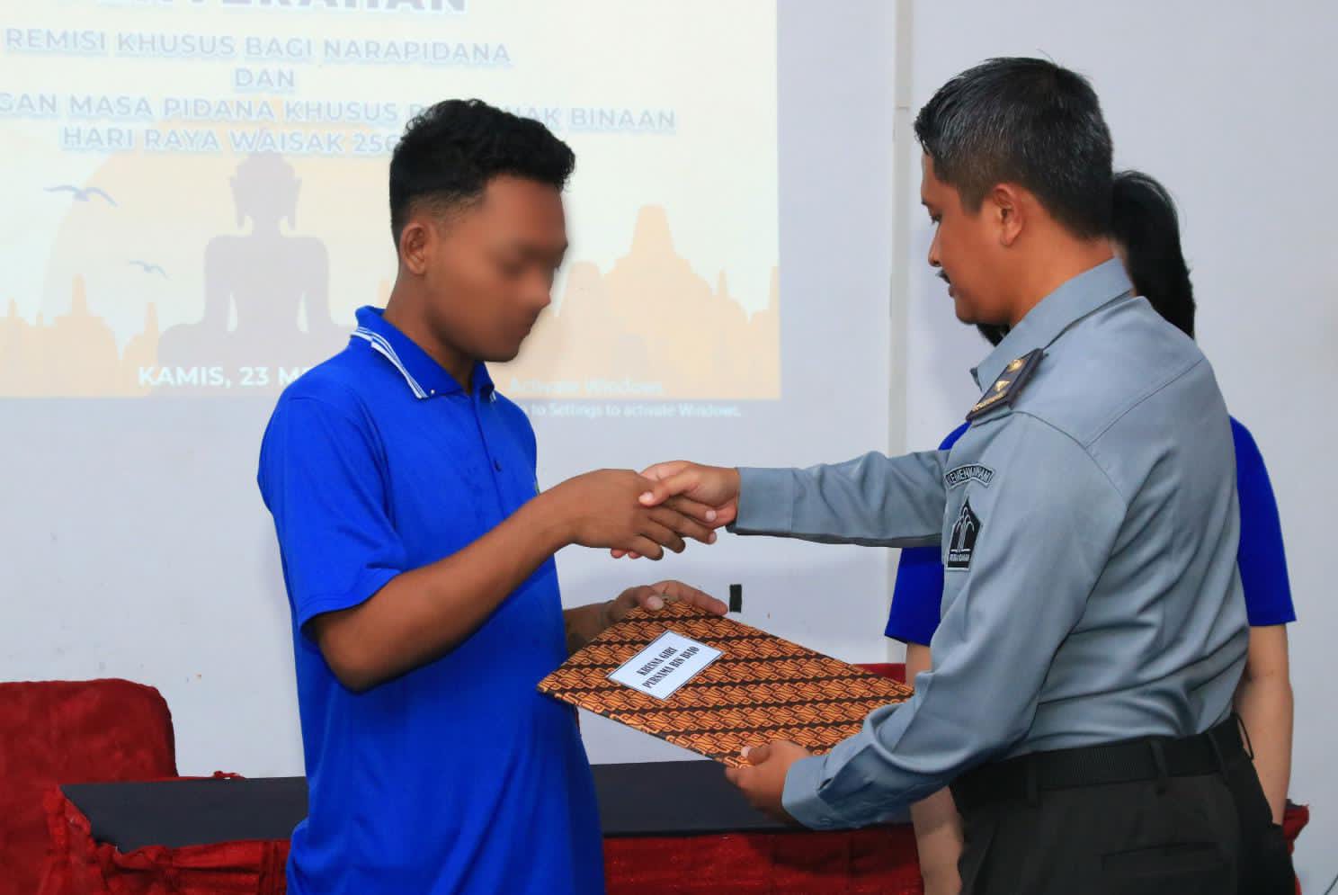 Hari Raya Waisak, Dua Warga Binaan Buddhis di Lapas Banyuwangi Peroleh Remisi