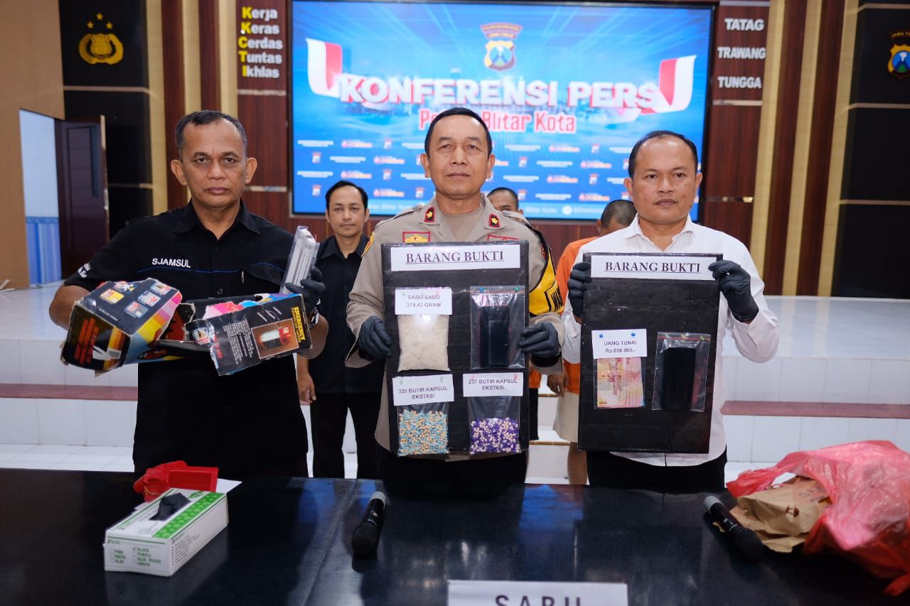 Polres Blitar Kota Berhasil Ungkap Kasus Peredaran Sabu dan Ekstasi Senilai 1,5 M Polres Blitar Kota Berhasil Ungkap Kasus Peredaran Sabu dan Ekstasi Senilai 1,5 M 