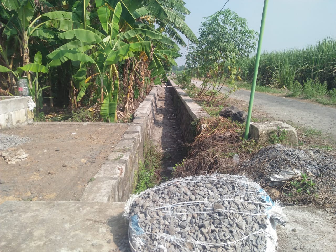 Terkesan Ditutupi Proyek Pembangunan Fisik Tembok Penahan Tanah Desa Wonomlati Krembung Sidoarjo