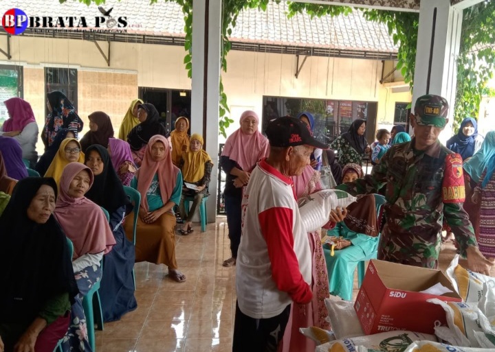 Babinsa Koramil 0825/20 Songgon, Dampingi Penyaluran Bantuan Pangan di Desa Sragi