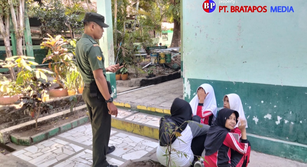 Antisipasi Kenakalan Remaja, Babinsa Komsos dengan Siswa SMP