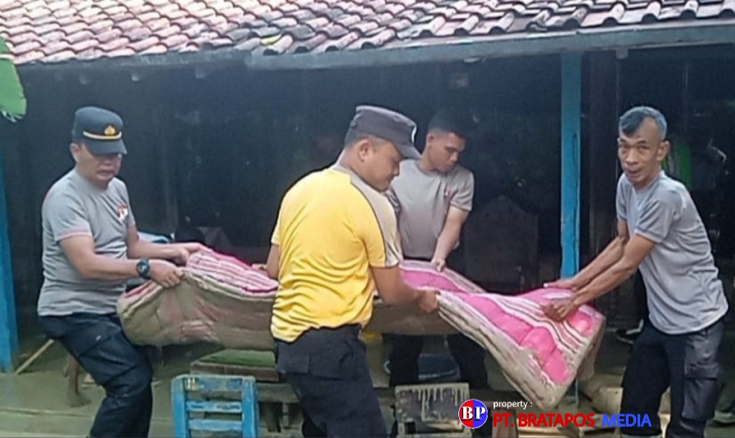 Banjir Landa Grobogan, TNI-Polri dan Satpol PP Bersama-sama Lakukan Kerja Bakti