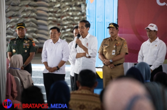 Pj Gubernur Jateng Dampingi Presiden Bagikan Bantuan Pangan di Tegal dan Banyumas